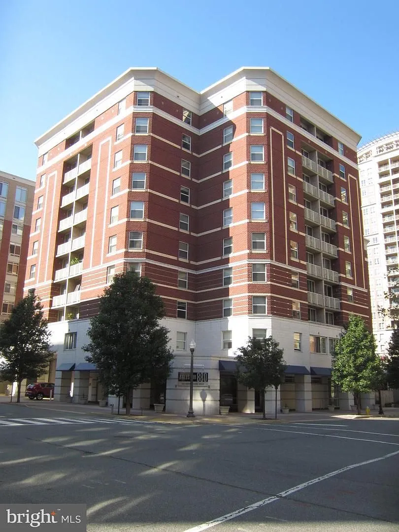 Lovely 955 sq ft contemporary condo in the heart of Ballston, 3 blocks from metro station and ste... — Photo 1