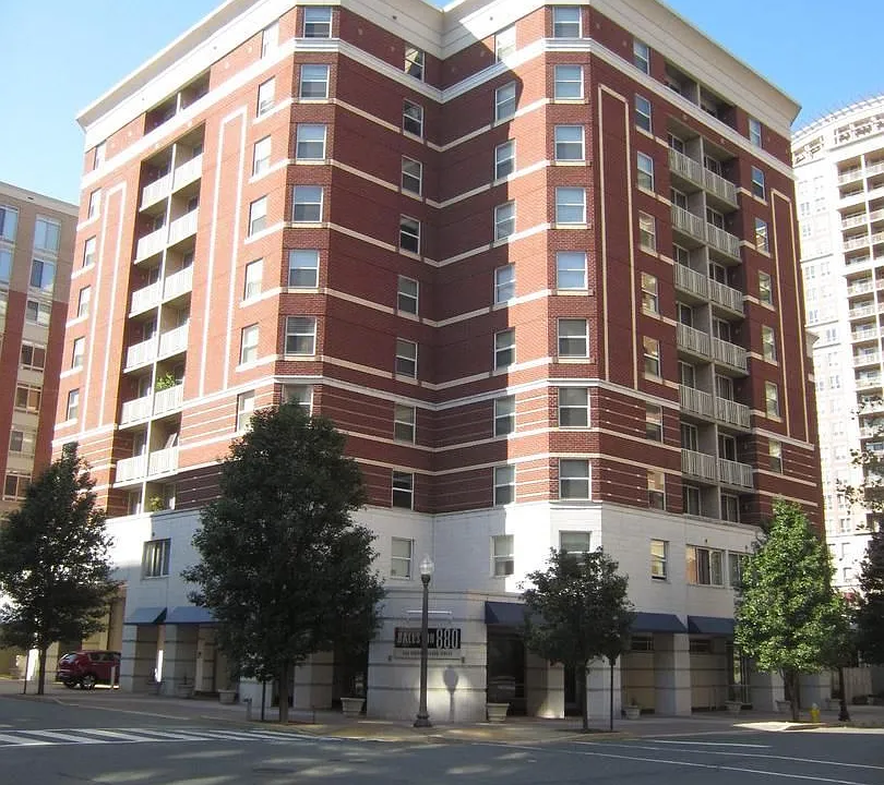 880 N Pollard St #704