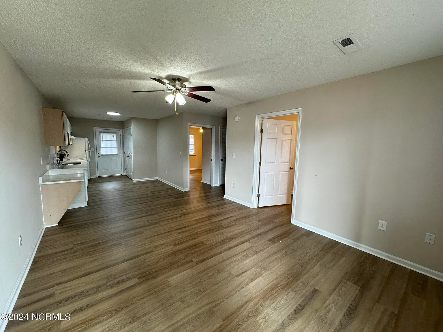 2 bed, 1.0 bath, 705 sqft, $1,000 — Photo 1
