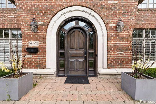 6 bed, 8.0 bath, 8212 sqft, $25,000 — Photo 2
