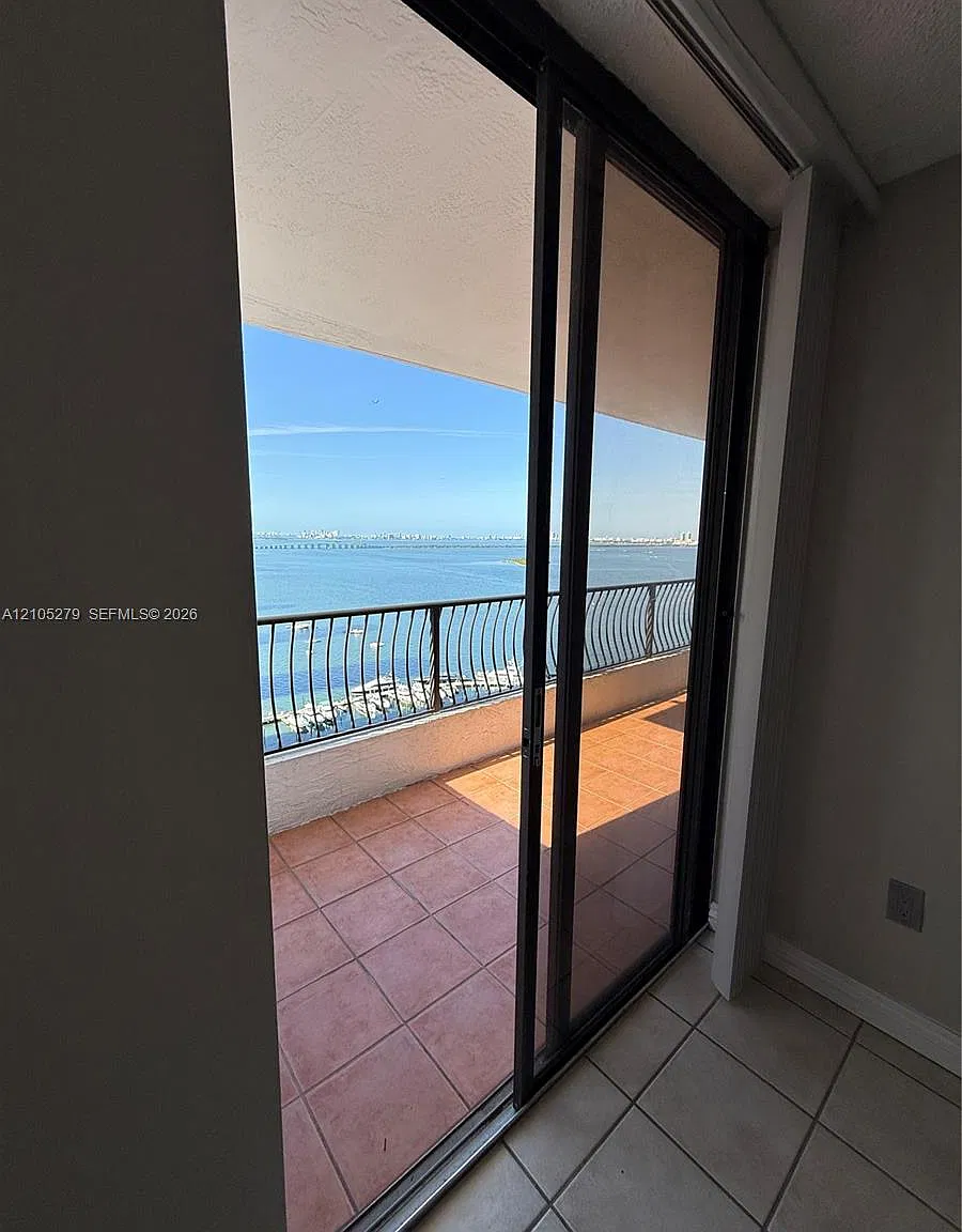 Venetia Condo — Photo 4