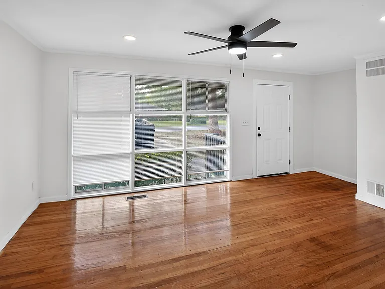 1929 W Oakland Ave — Photo 10