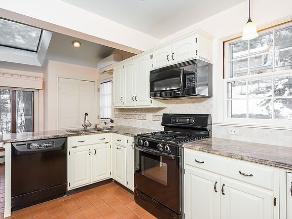 4th image of 22 Terrace Ave
