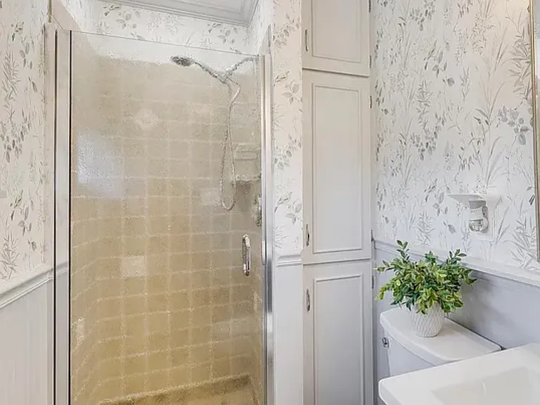 684 N Riverside Dr — Photo 20