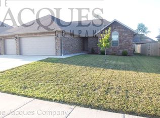 893 E Striper Dr, Nixa, MO 65714