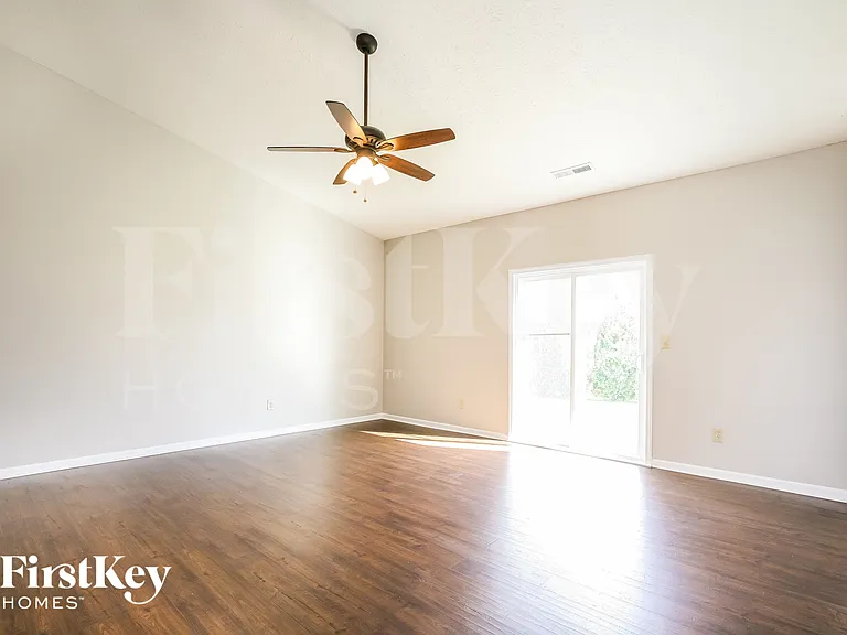 1301 Greenbriar Way — Photo 3