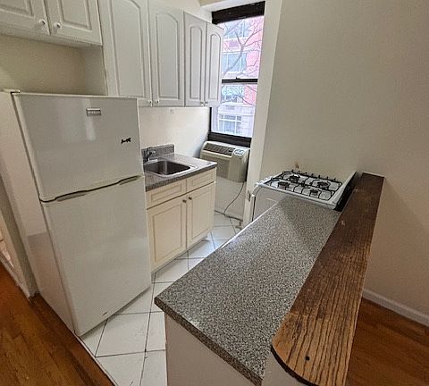 3rd image of 1503 Lexington Ave Unit 2