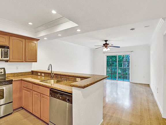 3rd image of 151 NE 16th Ave APT 271