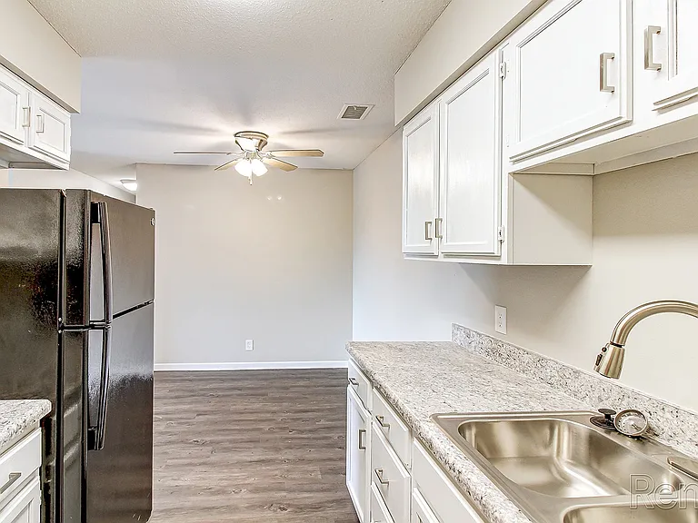 Oakwood Trail Apartments — Photo 7