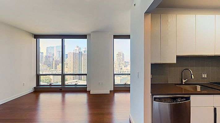 1st image of 200 W 67th St #8E