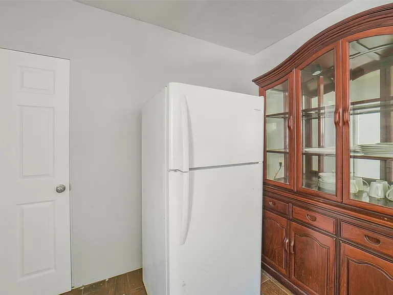 220 Engel St — Photo 11