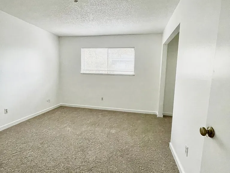 1105 Jennings Ave — Photo 9