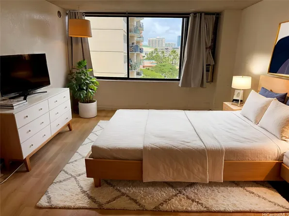 444 Niu St APT 815, Honolulu, HI 96815
