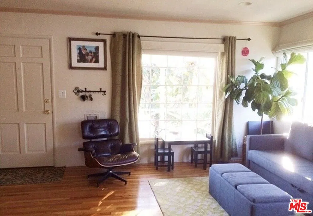 3 bed, 1.0 bath, 1116 sqft, $4,900 — Photo 2
