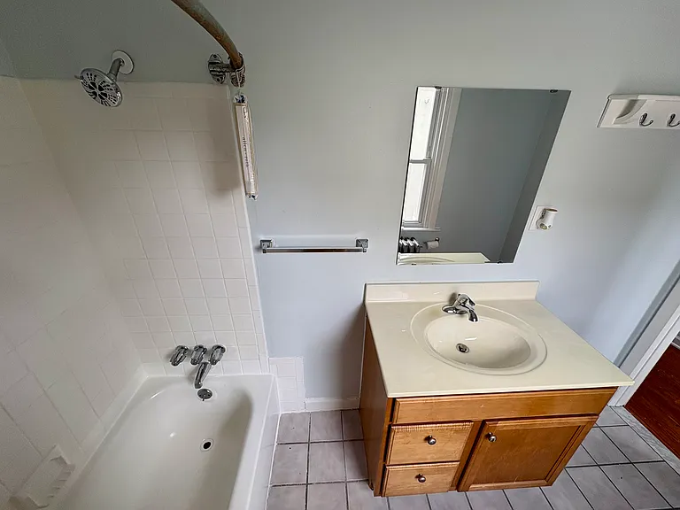 W Laurel St — Photo 3