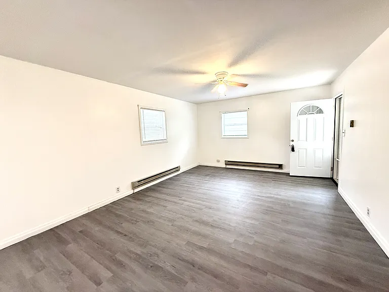329 E St NE — Photo 9