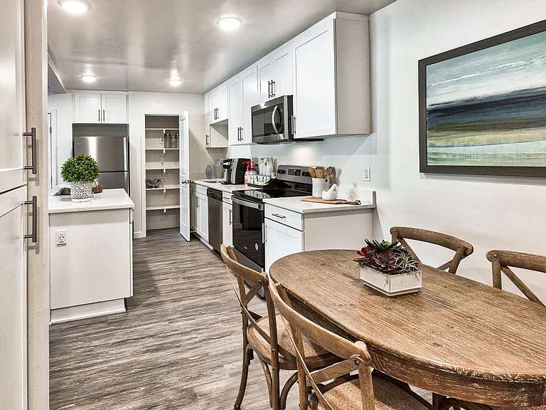 Windsor Manor Apartments — Photo 15