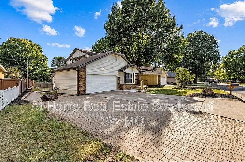 3 bed, 2.5 bath, 1700 sqft, $1,825 — Photo 2