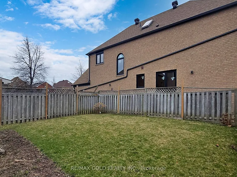 4 Treepark St — Photo 21