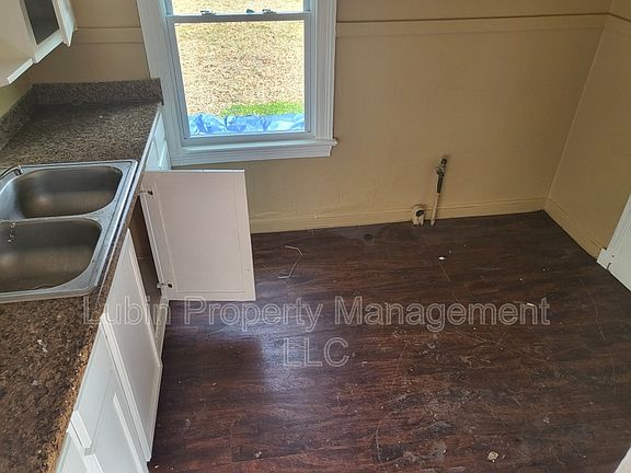 5th image of 2684 Burns Ave