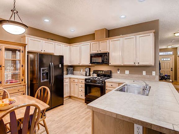 Kitchen w/Eat-in Bar&Dinning