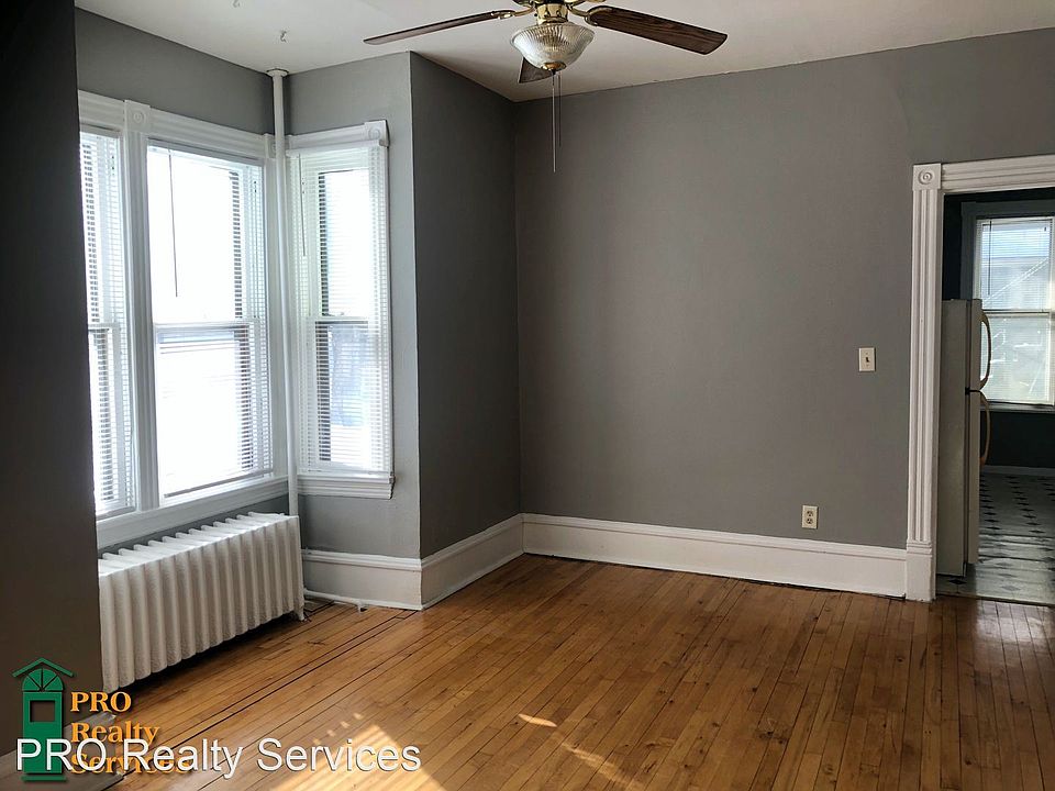 1st image of 2204 6th St NE #1