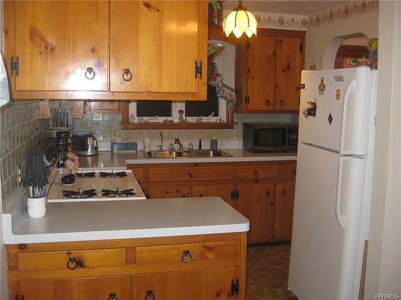 4th image of 286 Moore Ave