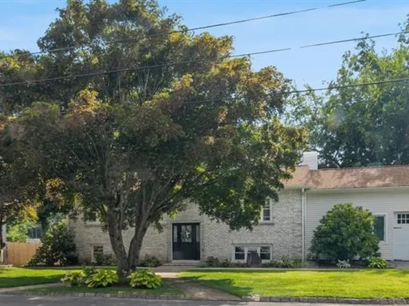 23 Woodcrest Dr, Johnston, RI 02919