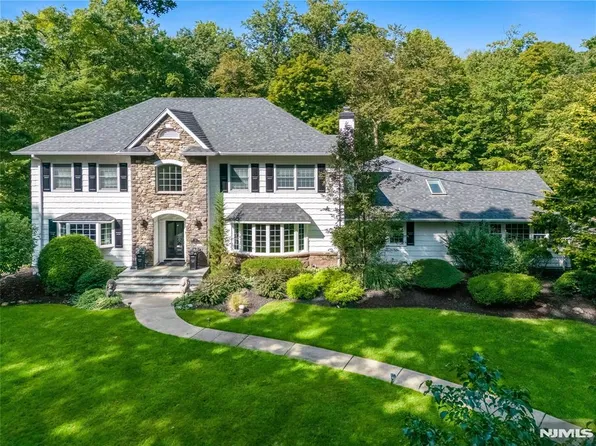 15 Fieldstone Ln, Upper Saddle River, NJ 07458