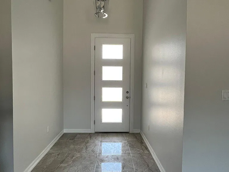 4821 Westgate Cir S — Photo 2