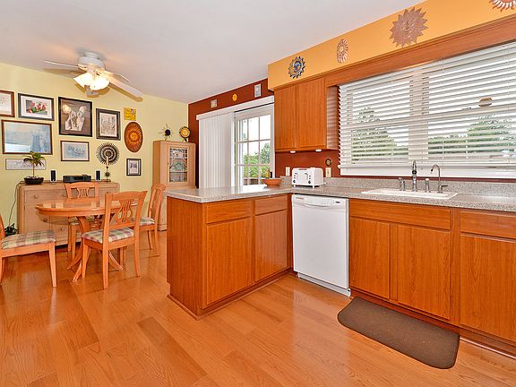LARGE OPEN SPACIOUS KITCHEN