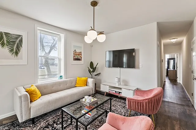 2 bed, 1000 sqft, $1,750 — Photo 2