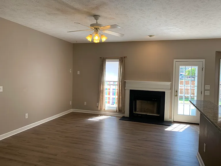 1455 Longleaf Dr E — Photo 3