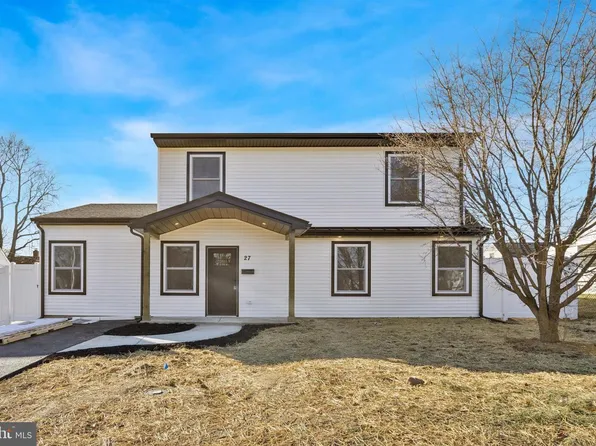 27 Almond Ln, Levittown, PA 19055
