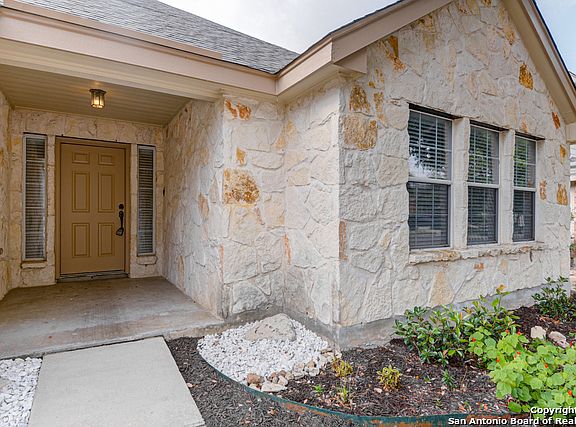3rd image of 215 Rock Springs Dr