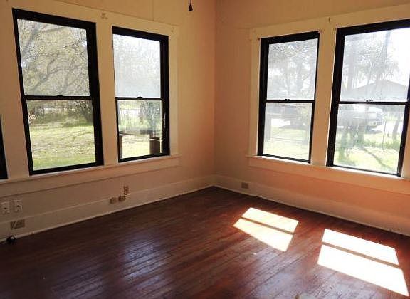 4th image of 5103 Farr Dr
