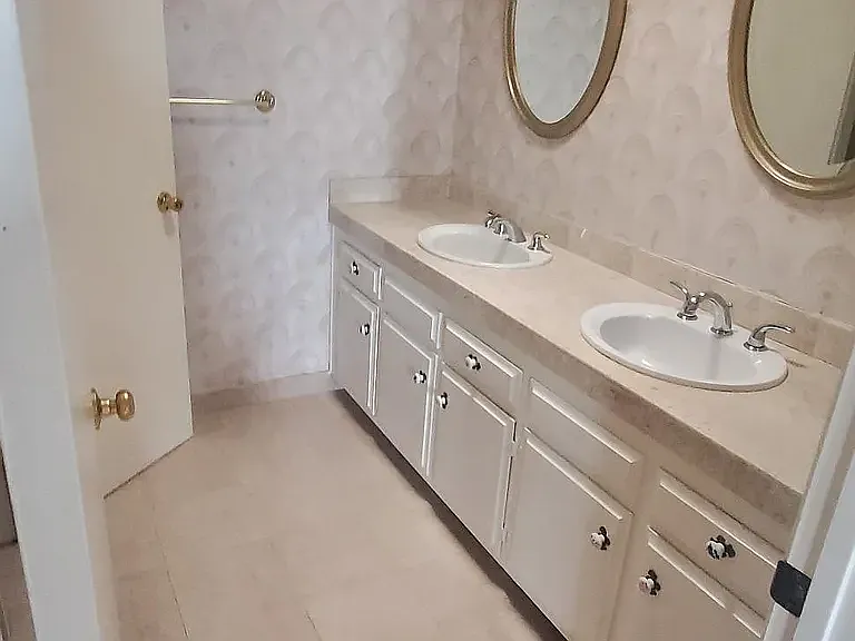1344 N Martel Ave #306 — Photo 32