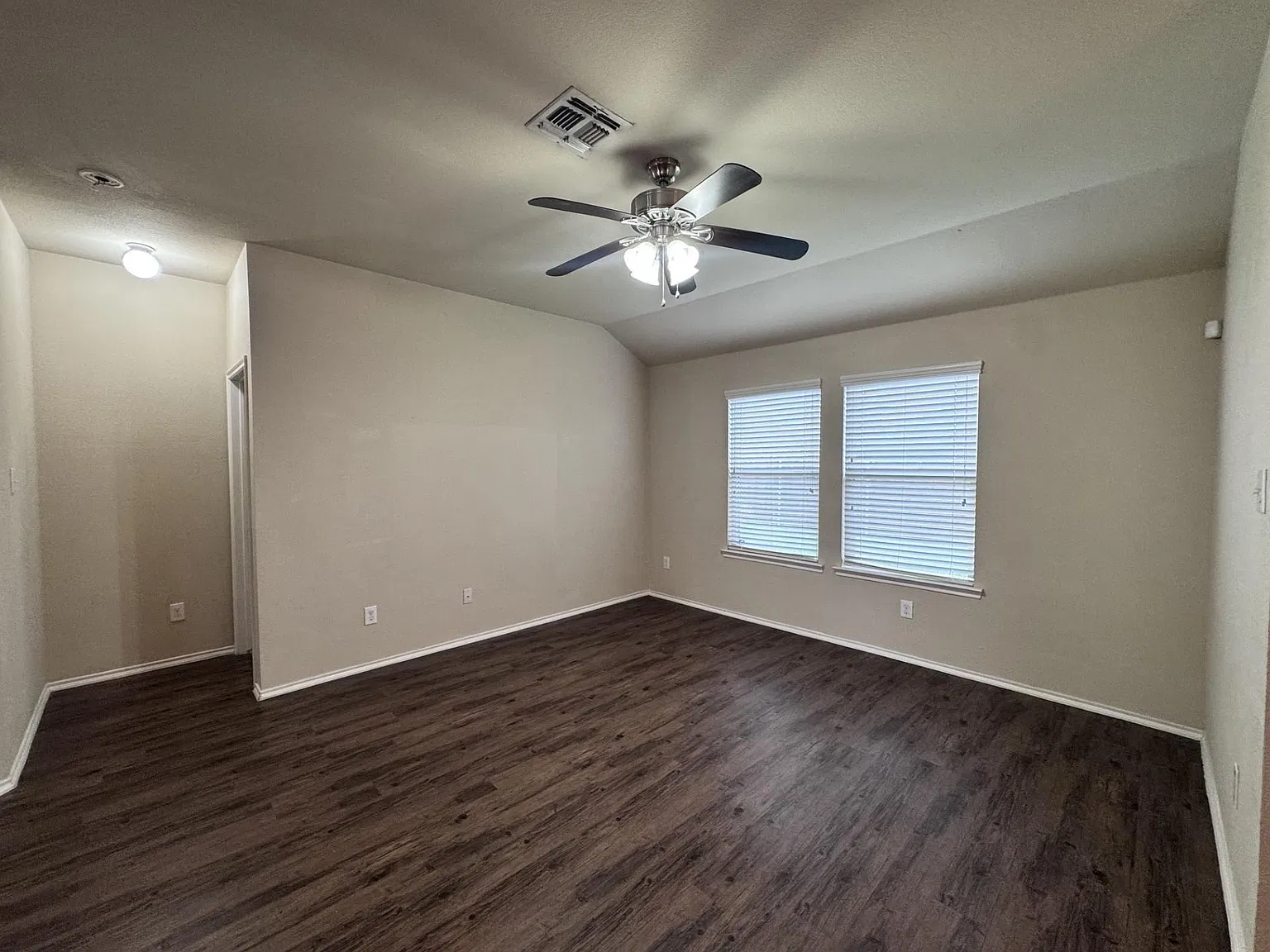 4 bed, 1589 sqft, $1,800 — Photo 3