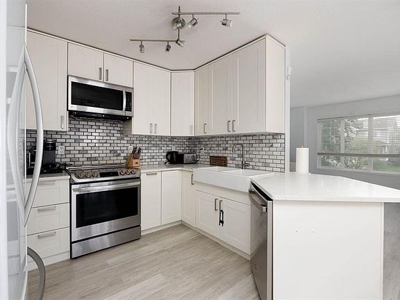 3rd image of 136 N Parry Cres