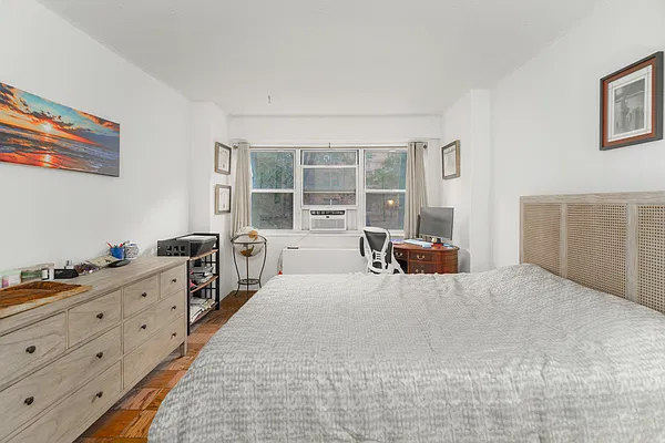 Bedroom, photo 1