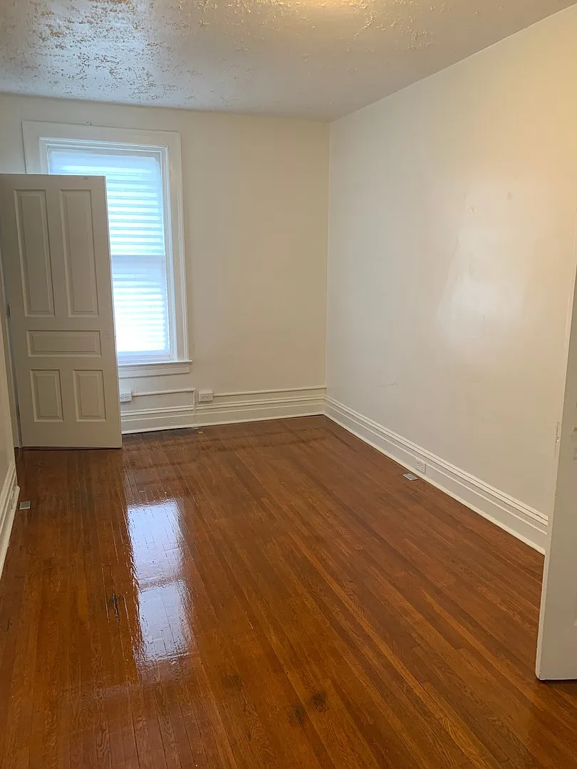 Available Now! Downtown York-Spacious 2 Bedroom/1 Bath, Laundry — Photo 3