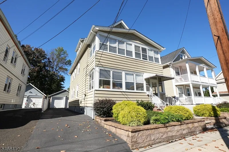 3 bed, 3.0 bath, 1000 sqft, $2,400 — Photo 1
