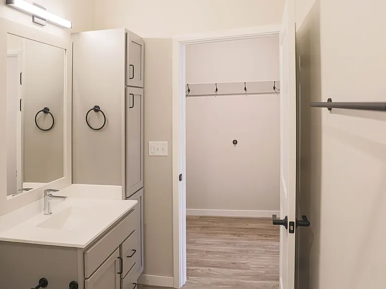 B7 Flats — Photo 24
