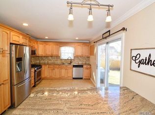 220 N 2nd St, Ronkonkoma, NY 11779