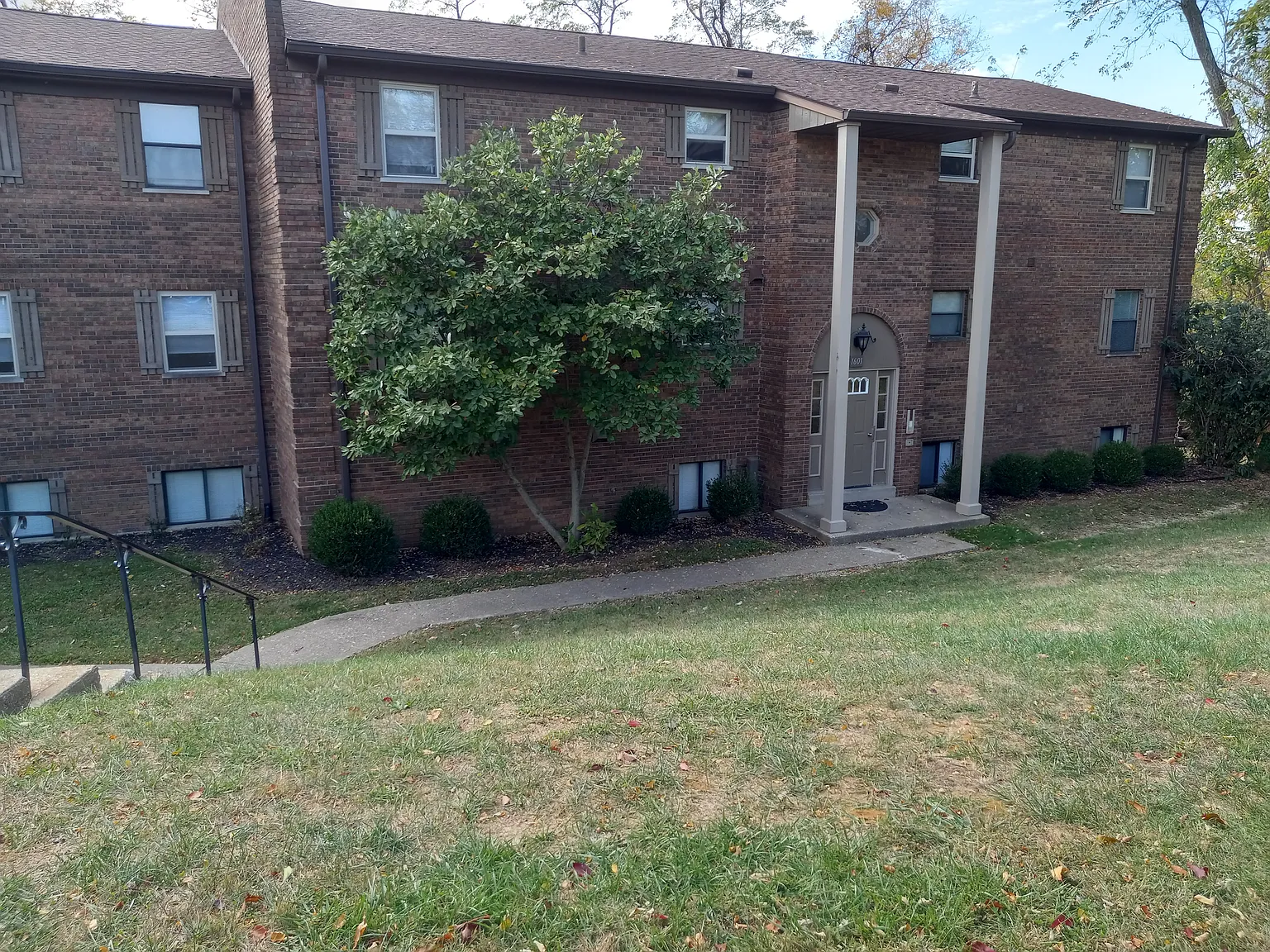 Chateau Ridge Apartments — Photo 2
