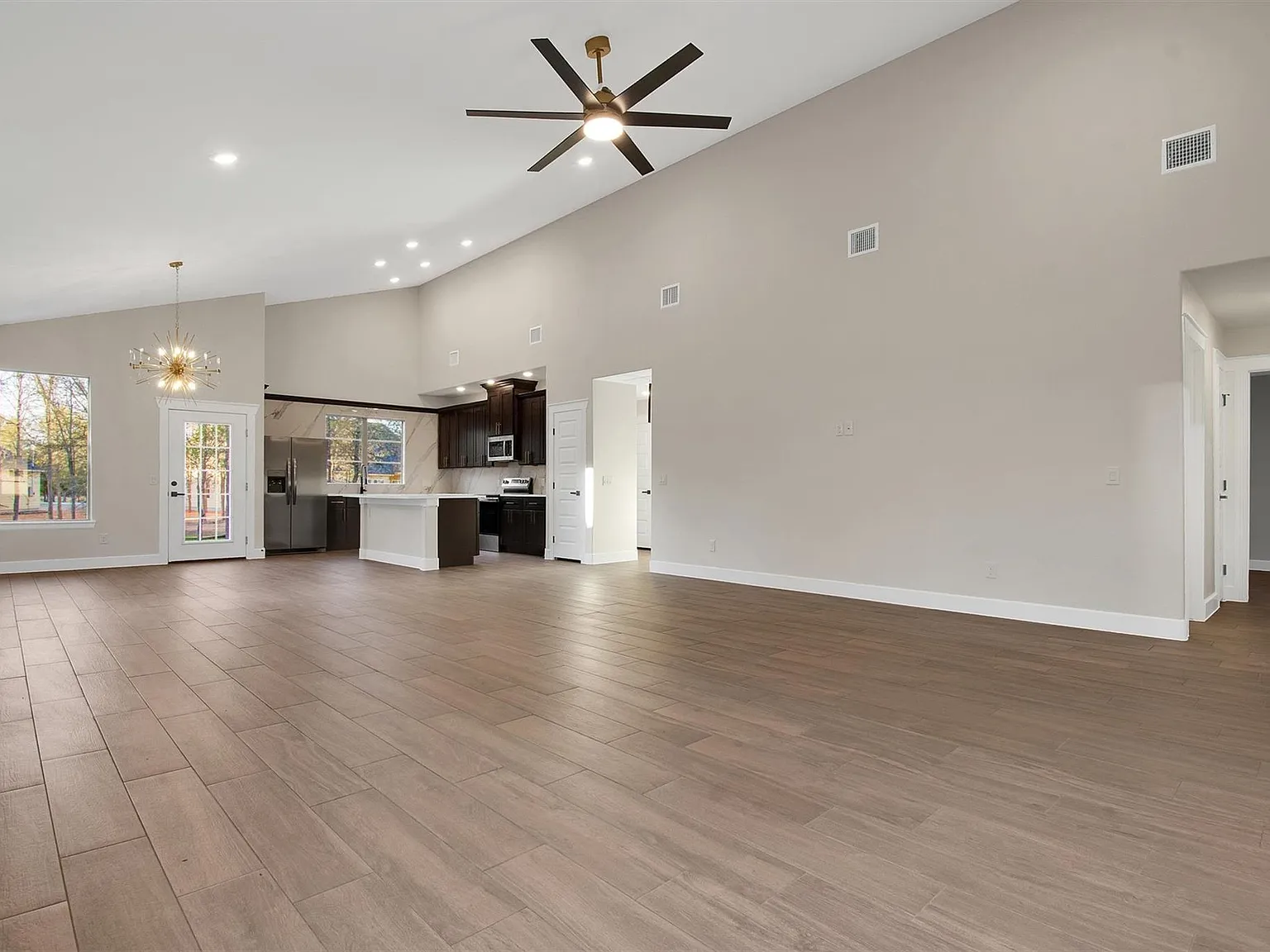 4 bed, 2.0 bath, 2016 sqft, $2,200 — Photo 4