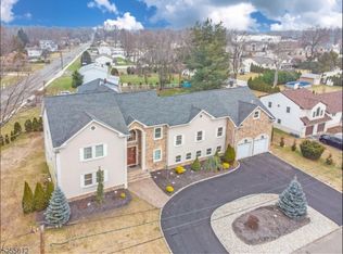 1 Charles Dr, Fairfield, NJ 07004