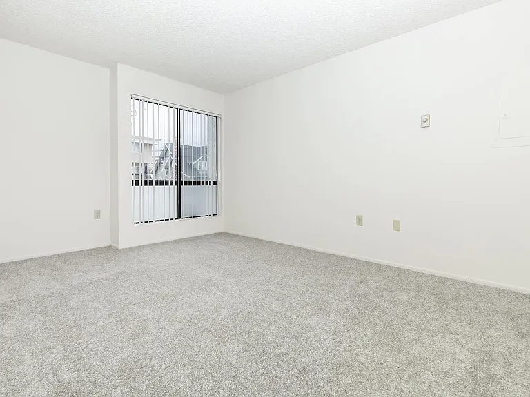 Riviera Vista Apartments — Photo 40
