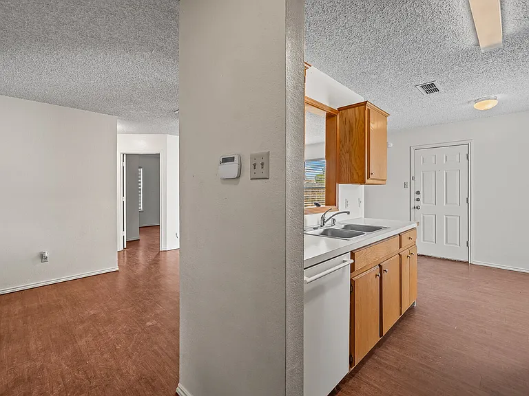 2107 La Salle Ave — Photo 4