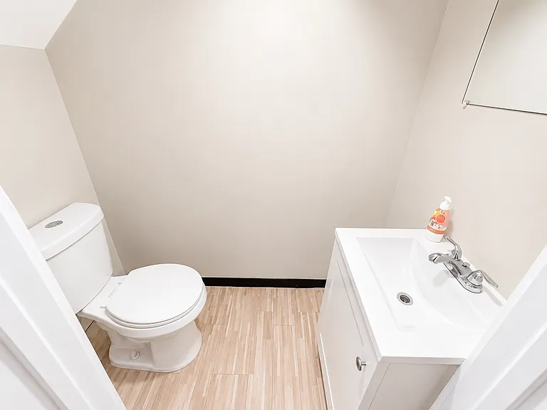 10-12 Nursery St #1R — Photo 3